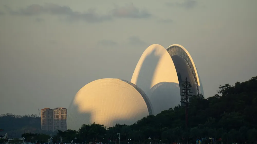 why-choose-us modern-white-buildings-with-curved-roofs-against-sky-r2ksiqiozty